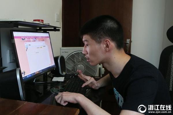 重庆VS恒大看台美女球迷云集_CAD云电脑