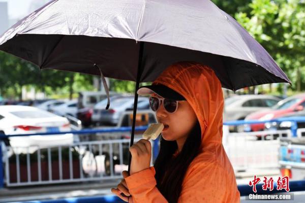 重庆VS恒大看台美女球迷云集_CAD云电脑