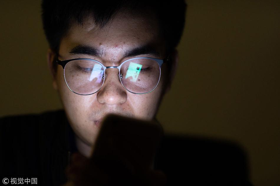 倪妮嘟嘴卖萌霸气举枪 和张震亲密互动