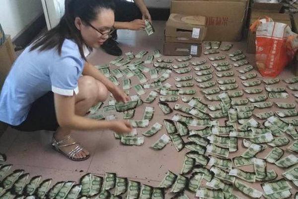 女子耳朵疼痛难忍 医生从耳道取出活飞蛾_9929晚高峰