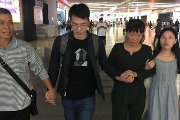 女子耳朵疼痛难忍 医生从耳道取出活飞蛾_9929晚高峰