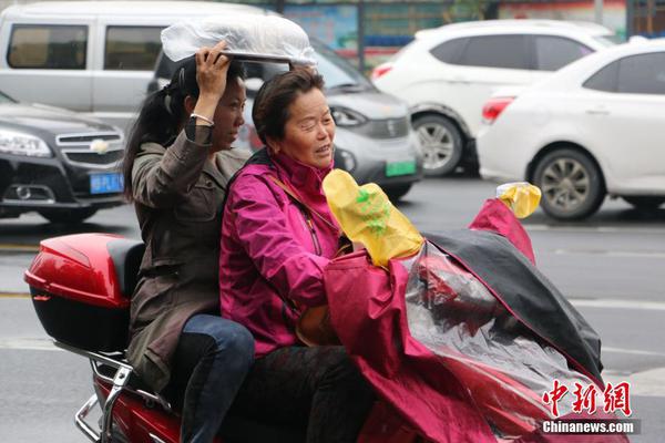 男模走秀时突然倒地身亡_CN2 GT线路
