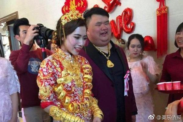 洪欣在张丹峰风波后首现身