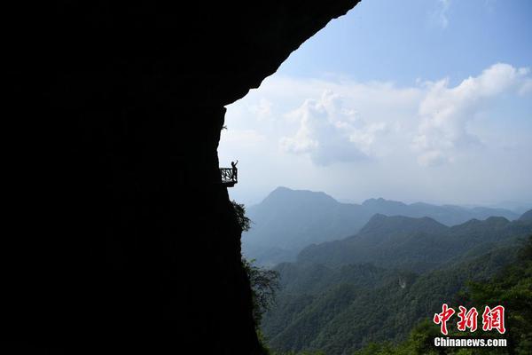 真全球首款折叠屏手机：柔宇柔派终于开卖_联通云电脑