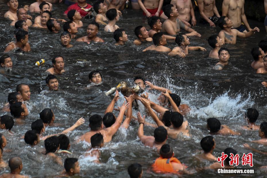 保时捷女司机醉驾 酒精检测时撒娇:你们很过分哎