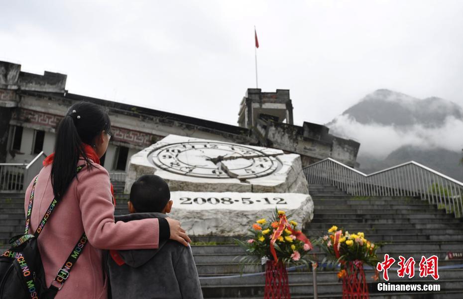 女主播直播暴雨 浑身湿透_CN2 ERP服务器