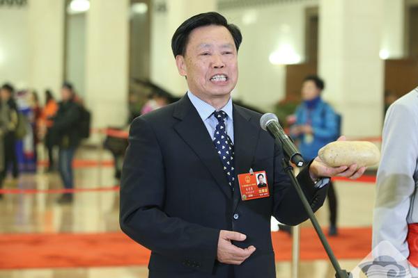 男子为讨好民警递烟 结果错递成毒品_远程办公云服务器