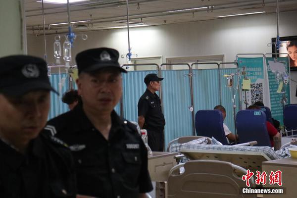 组图：王子文合影仙人掌小脸娇俏 穿白裙戴红帽清纯美艳_武汉云服务器