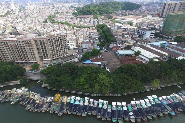 加拿大洪灾致街道变汪洋 民众划船撤离