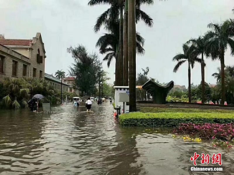 加拿大洪灾致街道变汪洋 民众划船撤离_武汉云服务器