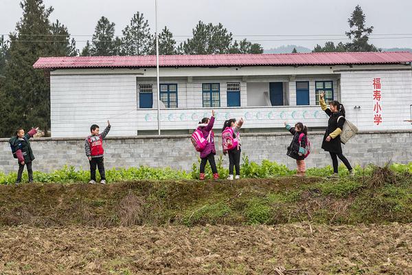 直击-科尔打趣汤神忍痛指数高 哈登哼歌尽显轻松