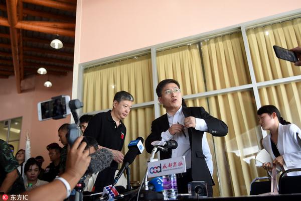 倪妮靠金色连衣裙美出新高度_挂机宝开放端口