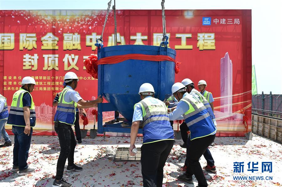 民工从8米高工地坠落被钢筋穿体，医生和消防联合救援，看着都痛