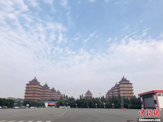 谢霆锋爸爸不甘寂寞 82岁谢贤密会电眼美女_挂机宝SSH