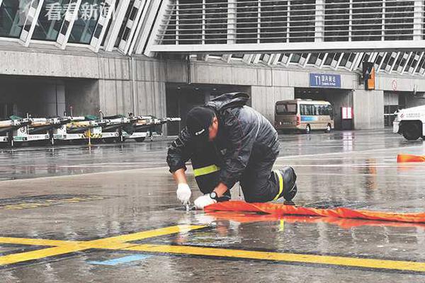 小两口,大路不走走小路,结果迷路了
