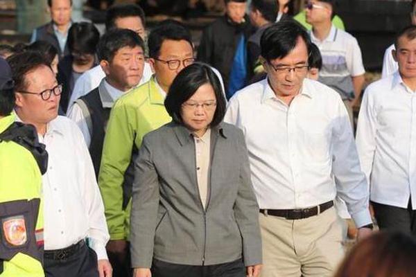 男模走秀时突然倒地身亡_CN2服务器独立IP