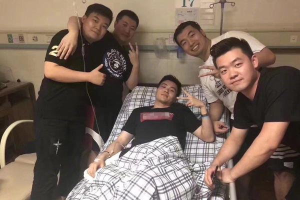 真全球首款折叠屏手机：柔宇柔派终于开卖