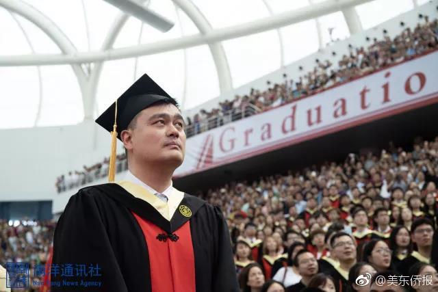 小车失控撞护栏 司机遭一“箭”穿喉奇迹生还_建筑设计云电脑