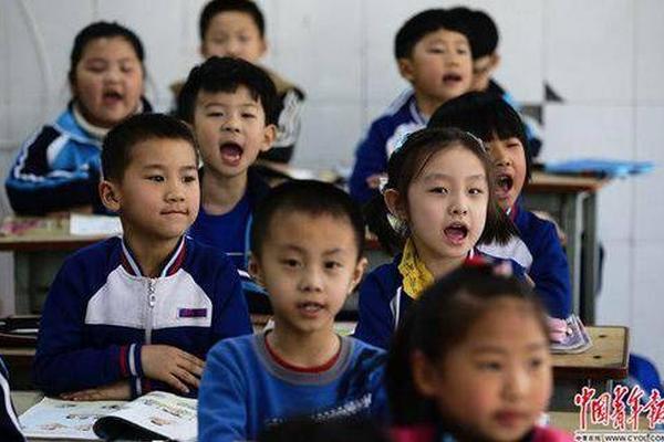 组图：蔡依林宁静“斗胸”超抢镜 张雨绮收起性感玩淑女风