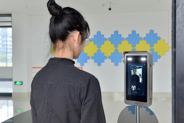 张庭老公与神秘女子当众拥抱，女子激动抹泪痛哭