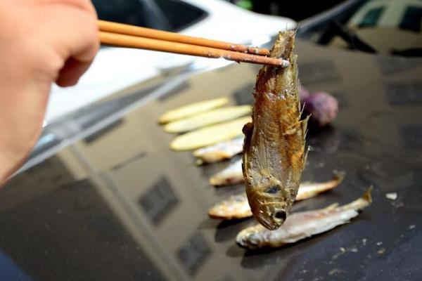 行李箱砸向老人一瞬间 小伙一把截住