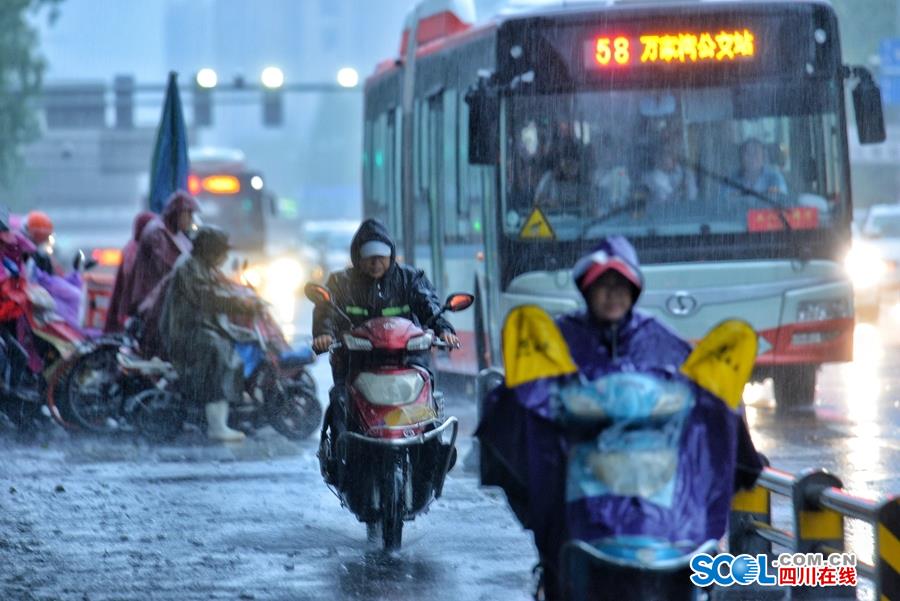 越南与印尼在南海爆发冲突：舰船对撞、持枪叫骂还竖中指_CN2服务器E5处理器