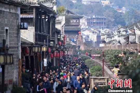 中国大使投书英媒谈华为:背后折射出三道“选择题”