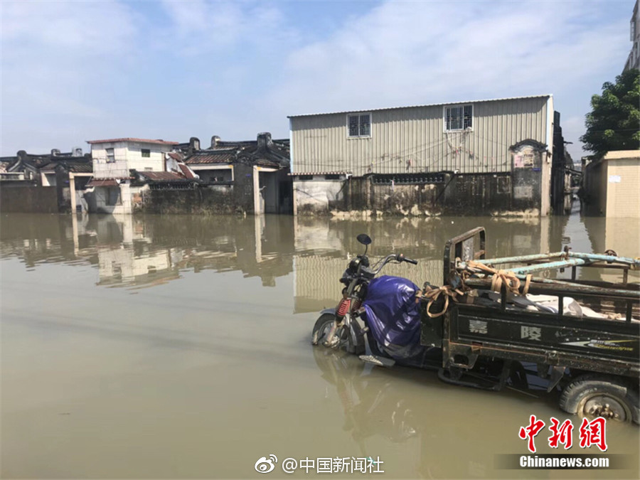 舰船对撞、持枪叫骂，越南与印尼在南...