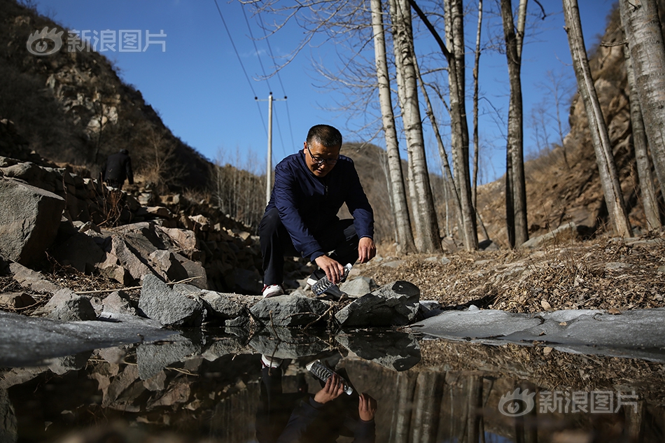 三里屯流行的高跟一字带凉鞋有多神奇？