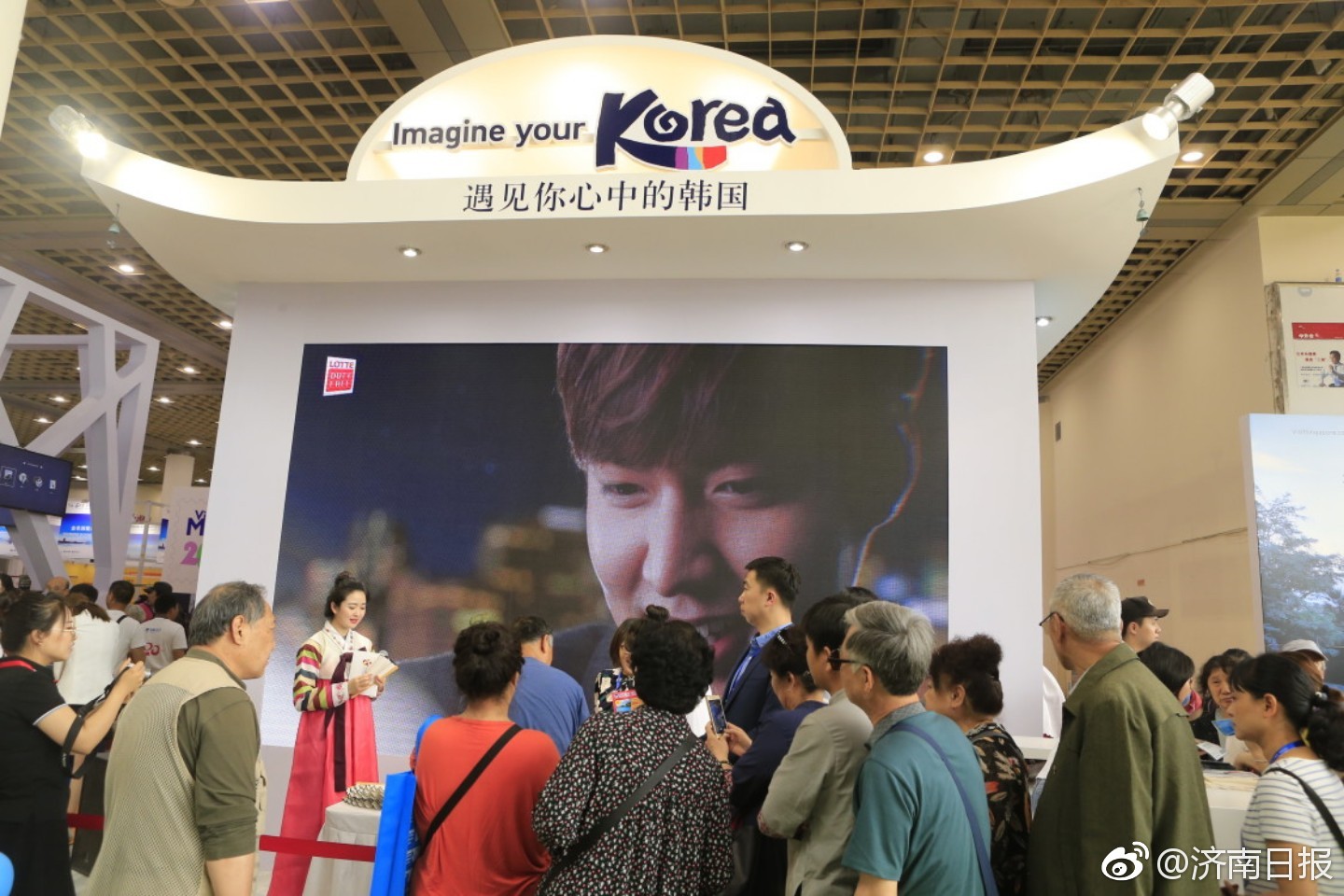 刘涛湿发造型复古摩登感_9929免备案