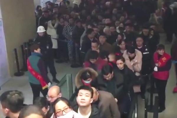 比亚迪唐连撞数车致一死五伤，司机五问比亚迪：刹车为何失效？_稳定挂机宝