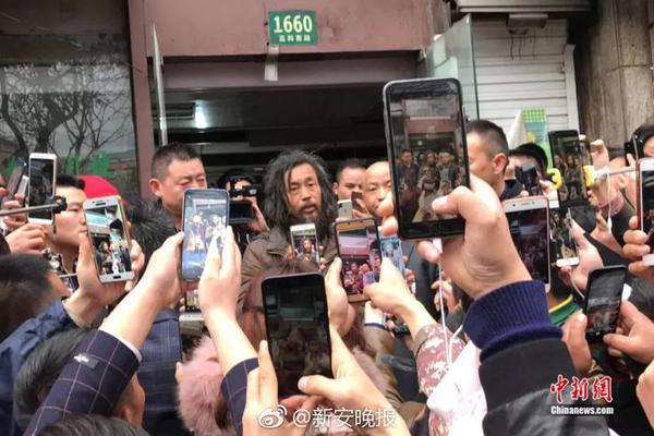 奔驰4S店员工试车撞人 车主