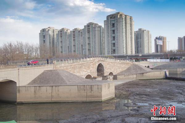 北京发生山洪灾害 铲车翻倒4人被困_9929美国云服务器