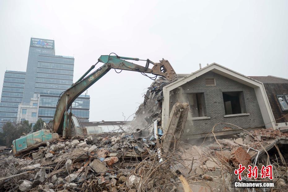 潘粤明被曝恋情后发文 晒与好友欢聚照开心十足_便宜挂机宝