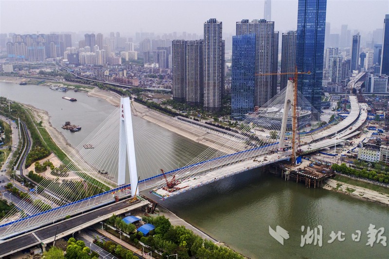 蔚来的“危险游戏”:首款轿车项目已内部叫停