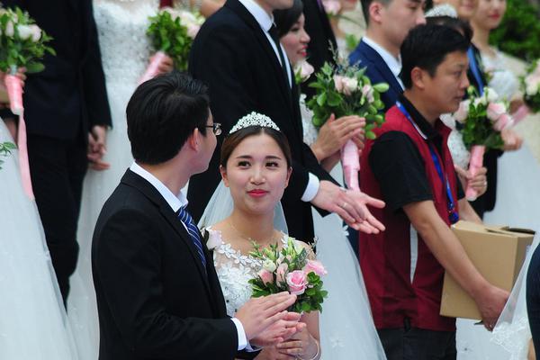 印度唯一航母入港时失火 一名救火军官遇难_9929线路怎么样
