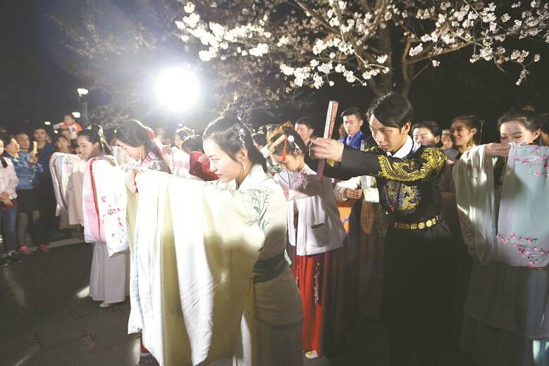首度披露 重庆公安局原局长何挺下属已被双开(图)
