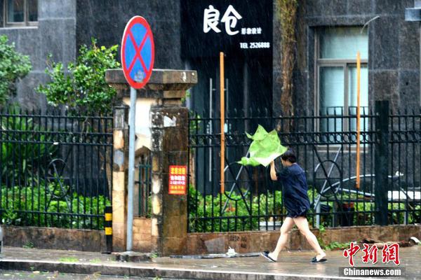 火爆!希腊球场秒变火海_挂机宝SSH