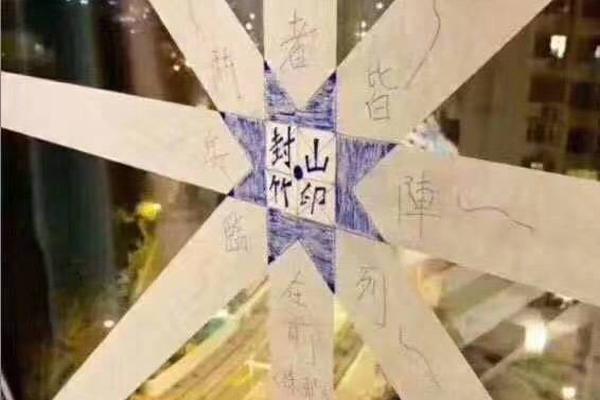 新疆男篮离开酒店踏上归途 球员表情严肃_9929不绕路