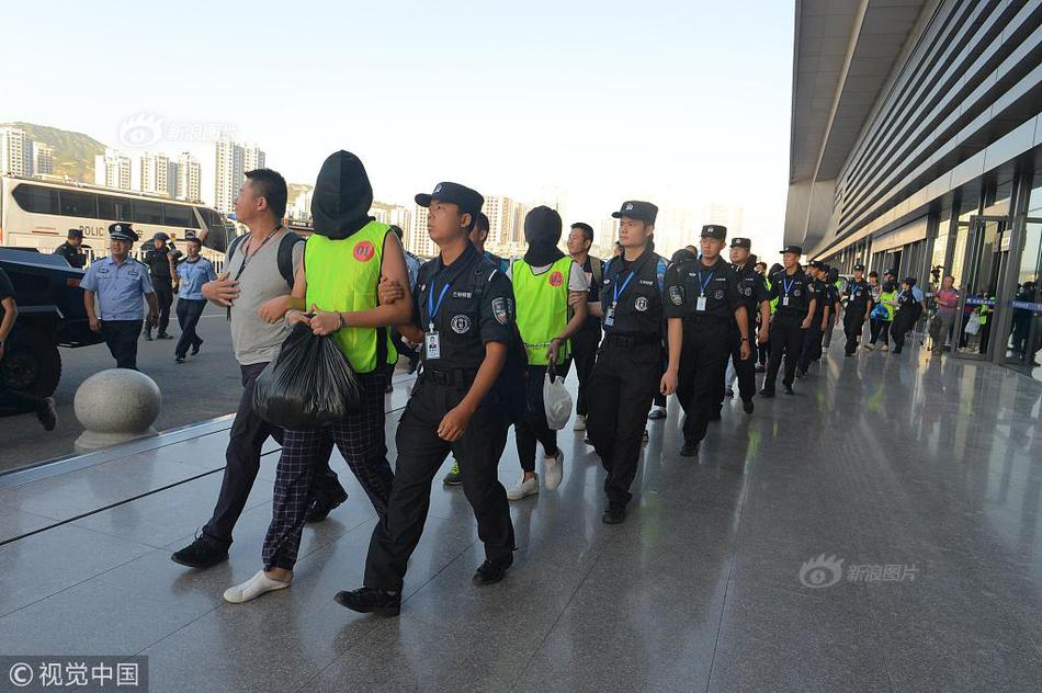 杨幂《快本》上班可爱营业 对粉丝甜笑比心