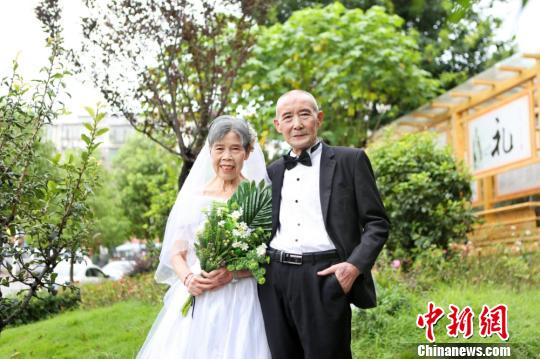 对赌的代价:冯小刚郑恺需补偿华谊近8800万_云电脑卡顿解决