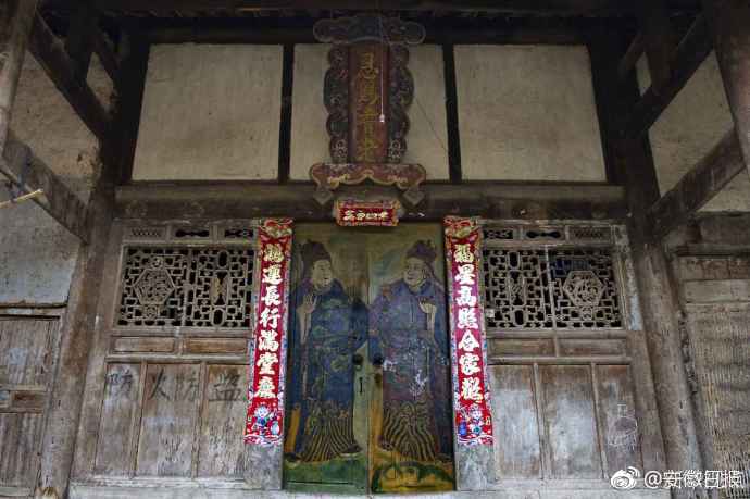 死党移居国外买壕气别墅 客厅可赏180°无敌美景