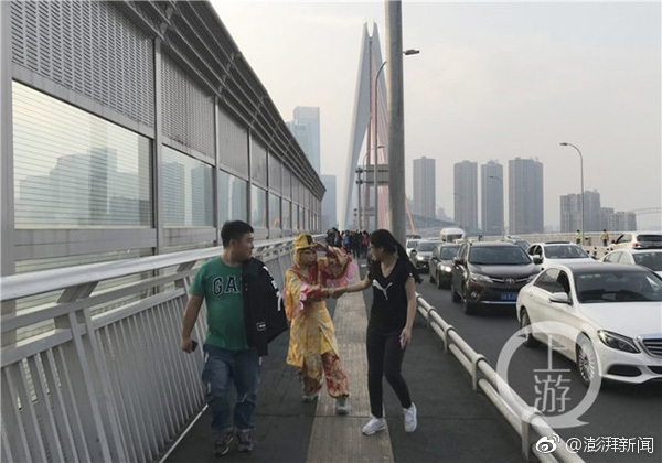 小学副校长课间带头跳鬼步舞_学校云电脑