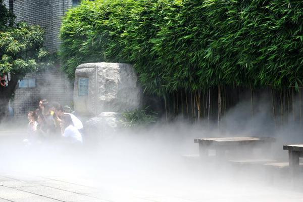 倪妮的细腻底妆Hold一切 怪不得照片这么好看!_挂机宝怎么用