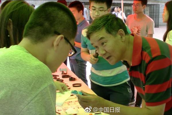 民工从8米高工地坠落被钢筋穿体，医生和消防联合救援，看着都痛_9929数据库服务器