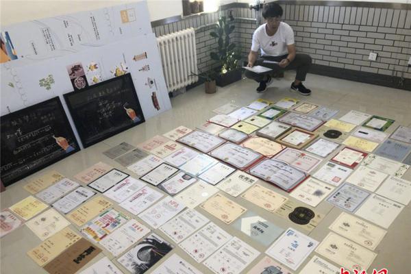 沪深两市近300股跌停 创业板指跌超2.5%_美国CN2云服务器