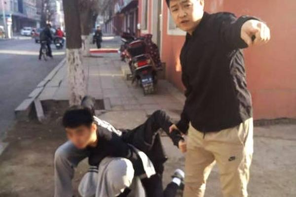 他为中国导弹雕刻翅膀 零件厚度仅头发丝的1/16(图)_GPU实例