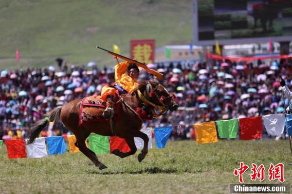 海军节登上俄罗斯护卫舰：女兵颜值不输电影明星_挂机宝湖北襄阳