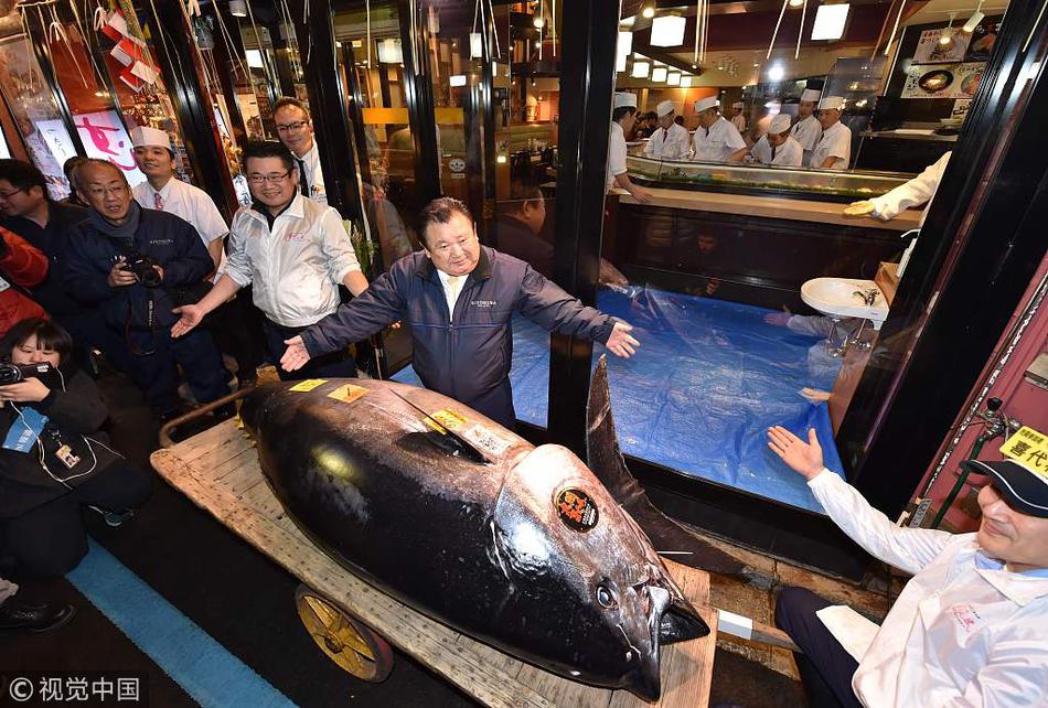 俞飞鸿气质真惊艳,穿灰色大衣搭长筒靴走机场,哪里像是48岁?_挂机宝签到脚本