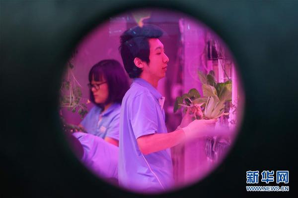 南太铉张才人公开恋情后首同台 甜笑害羞捂脸甜蜜气息满满